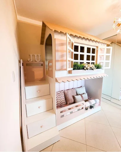 Cama infantil em formato de casinha com escada-gaveteiro, feita sob medida